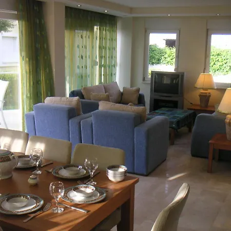 Stunning Large Within Walking Distance Of Everything Vakantiehuis